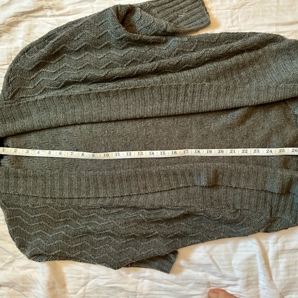 Gorgeous knit grey shrug - Picture 3 of 5